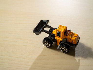 Oyuncak inşaat araçları ile kapalı alanda neşeli bir hayal gücü kıvılcımı