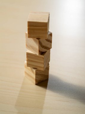 Yaratıcı istifleme yarışması oyuncakları kapalı mekanda eğlenceli öğrenme konsepti