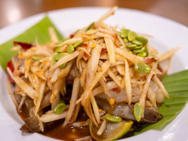 Lezzetli Tayland yeşili papaya salatası tarifi sokak market yemekleri yakın çekim lezzet deneyimi