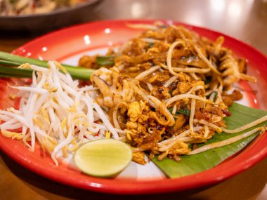 Lezzetli Pad Thai yemeği yerel Tayland restoranı yemek örtüsü yakın çekim mutfak zevki