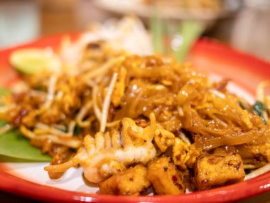 Lezzetli bir yer Tayland restoranı hazırlama Tayland yemeği sıcak atmosfer yakın çekim mutfak lezzeti