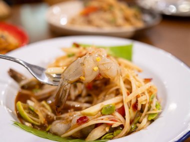 Karides papaya salatası hazırlama restoranı mutfak yemekleri yakın çekim aşçılık sanatı.