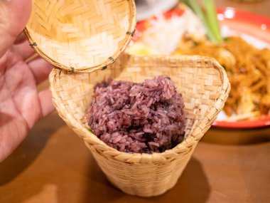 Geleneksel yapışkan pirinç bambu sepetinde Tayland mutfağı evde yemek yakın plan yemek zevkleri