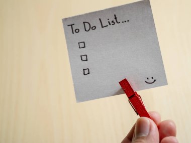 Görev yönetimi ipuçları daha iyi üretkenlik için evde etkili yapılacaklar listesi oluşturuluyor