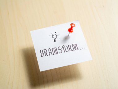 Yaratıcı beyin fırtınası için minimalist ofis alanı üst görüş yenilik yaklaşımı