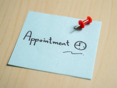 Ofis ortamında zaman yönetimi için minimalist atama hatırlatma notu