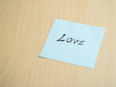 Minimalist bir ofis yaratıcı içeriğindeki yapışkan not aşkı ve duygusal ifade