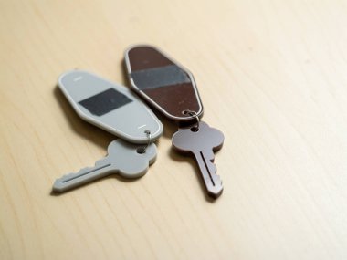 Anahtar yönetimi ev anahtarları ahşap masa kapalı kapaklı minimalist verimlilik kavramı