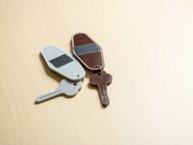 Ahşap yüzey ev minimalist görünümlü günlük nesnelerin anahtar koleksiyonu