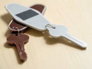 Bir masa evindeki anahtarlar kapalı mekanda minimalist tasarım sabitleme konsepti