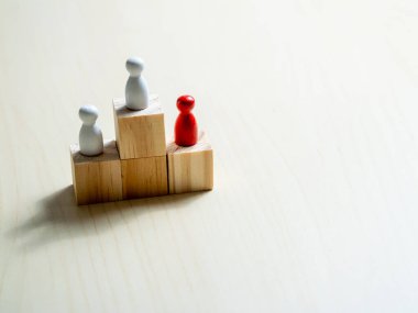 Tepetaklak kavramsal ortamda minimalist rekabet soyut figürleri