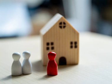 Ev ortamında aile dinamikleri. Minyatür sahne. Toplum için sıcak atmosfer perspektifi.