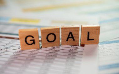 Profesyonel bir ofis ortamında iş hedeflerine ulaşma sürecinin genel değerlendirmesi