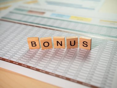 İş bonusu tebligatı. Ofiste mali hesap tablosu. Genel bakış ve analiz ayarlanıyor.