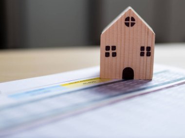 Gayrimenkul yatırımları yoluyla iş büyümesi için ana stratejileri bir iç ofis ortamında inceleyin.