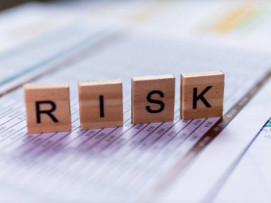 Şirket finansal başarısı için iş kararlarında risk yönetiminin hayati önemini araştırın..
