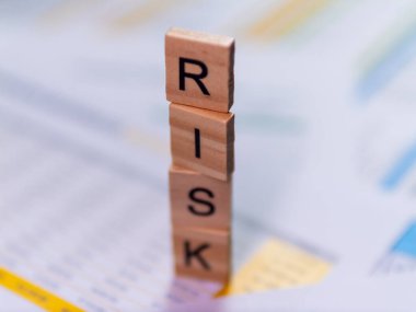 Şirket ortamında iş risklerini değerlendirmek için etkili stratejiler keşfedin.