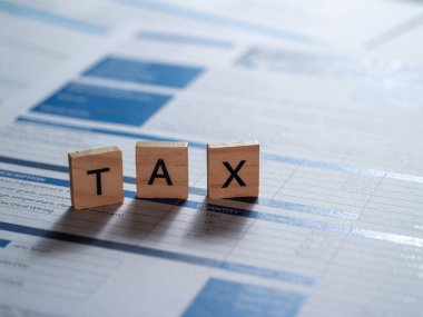 Belge incelemesi odaklı profesyonel bir ofis ortamında vergi hazırlamanın gerekliliklerini araştırın.