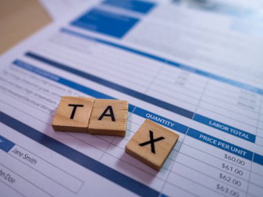 Mali hazırlıkları vurgulayan vergiyle ilgili hesaplamaları ve vergi karolarını gösteren belgelerin yakın plan görüntüsü.