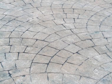 Kentsel bir ortamda, benzersiz dokular sergileyen karmaşık taş desenlerini keşfet.