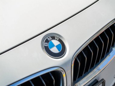 Lüks bir araba ambleminin çarpıcı yakın çekimi şehir arka planında nefis bir otomotiv tasarımı..