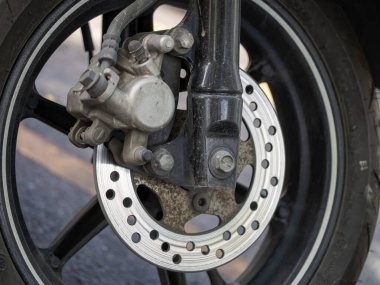 Bir motorsikletin mühendislik ve tasarımı şehir ortamında sergilenen fren sistemine ayrıntılı bir bakış.