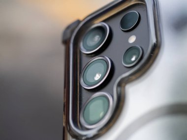 Canlı bir şehir ortamında gelişmiş akıllı telefon kamera teknolojisinin karmaşık detaylarını araştırın..