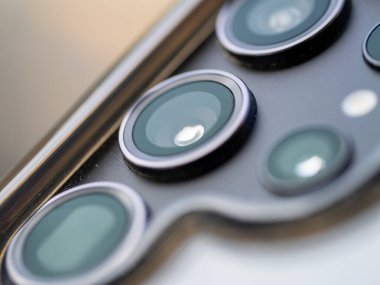 Modern teknoloji ortamında akıllı telefon kamera lenslerinin karmaşık tasarımını araştırın..