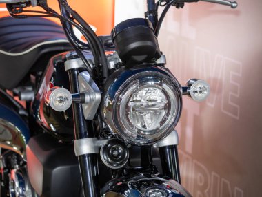 Dinamik kentsel bir ortamda bir motorsikletin parlak tasarımını ve yeniliğini araştırın..