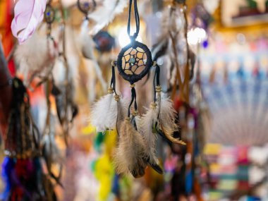 Yerli Amerikan mirasını sergileyen yerel bir zanaat pazarında canlı rüya yakalayan sanat dünyasını keşfedin..