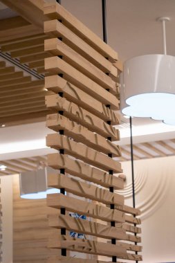 Modern ahşap tasarımının sanatını çağdaş bir restoran ortamında keşfedin..