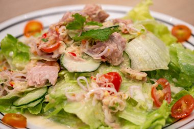 Taze malzemelerle dolu canlı bir salata sağlıklı bir mutfak seçimi sunuyor..