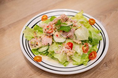 Canlı bir ton balığı salatası. Taze sebzeler. Evde sağlıklı bir yemek için mükemmel..