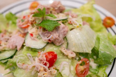 Besleyici bir yemek için taze malzemeler içeren canlı bir ton balığı salatası tarifi keşfedin..