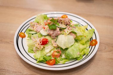 Taze malzemeler içeren canlı bir ton balığı salatası. Sağlıklı yemekler için ideal..