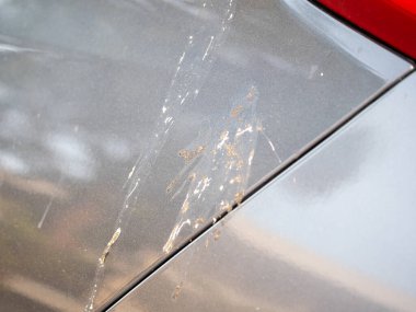 Bir araba kazasının yakın çekimi araç bakımı ve bakımının önemini vurguluyor.