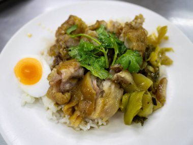 Ağız sulandıran tavuklu pilav tabağında leziz tavuk sebzeleri ve yumuşak haşlanmış yumurta aşıklar için mükemmeldir..