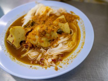 Canlı bir körili şehriye tabağı, hareketli bir yerel pazarda lezzet ve dokular sergiliyor..