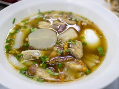 Rahatlatıcı bir tavuk çorbasının tadını çıkarın zengin tatlar ve taze malzemeler sergileniyor sıcak bir mutfak ortamında..