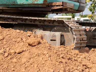 Kazıcı inşaat alanı kentsel çevre ağır makineleri yakın çekim görünümünü izliyor