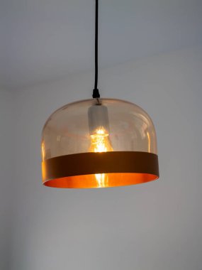 Şık bir kolye ışığı modern evi sıcak aydınlatma ve minimalist tasarım ile güçlendirir..