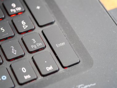 Bir klavyenin Enter tuşunun bir ofis ayarında tasarımını gösteren ayrıntılı makro görüntüsü.