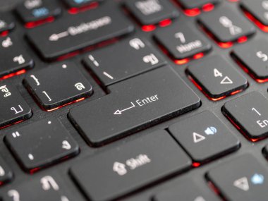 Bir ev ofis ortamında verimliliğin artırılmasında klavyenin temel rolünü araştırın.