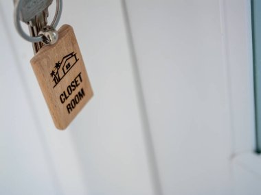 Gizli bir dolap odasının cazibesinin kilidini aç. Benzersiz iç tasarım unsurları sergiliyor..