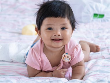 7-8 aylık küçük bir kızın sıcak bir evde gülümsemesi aile sevgisini gözler önüne seriyor..