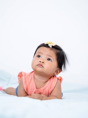 7-8 aylık bir kız, düşünceli bir şekilde aile sevgisi ve masumiyetinin özünü yakalıyor..