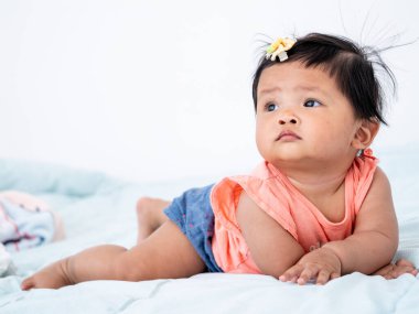 Bir kızın neşeli bir sahnesi. Etrafını keşfediyor. Aile bağlarını ön plana çıkarıyor..