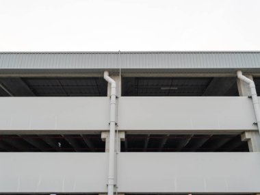 Şehir ortamındaki çok katlı bir otoparkın mimarisine detaylı bir bakış..