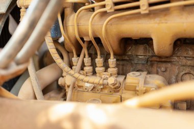 Detaylı bir endüstriyel atölye ortamında karmaşık motor bileşenleri keşfet.