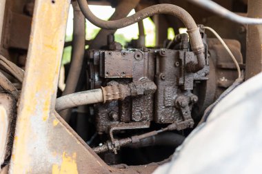 Ağır makinelerdeki hidrolik sistemin yakın çekim görüntüsü ayrıntılı detaylar ve mühendislik.